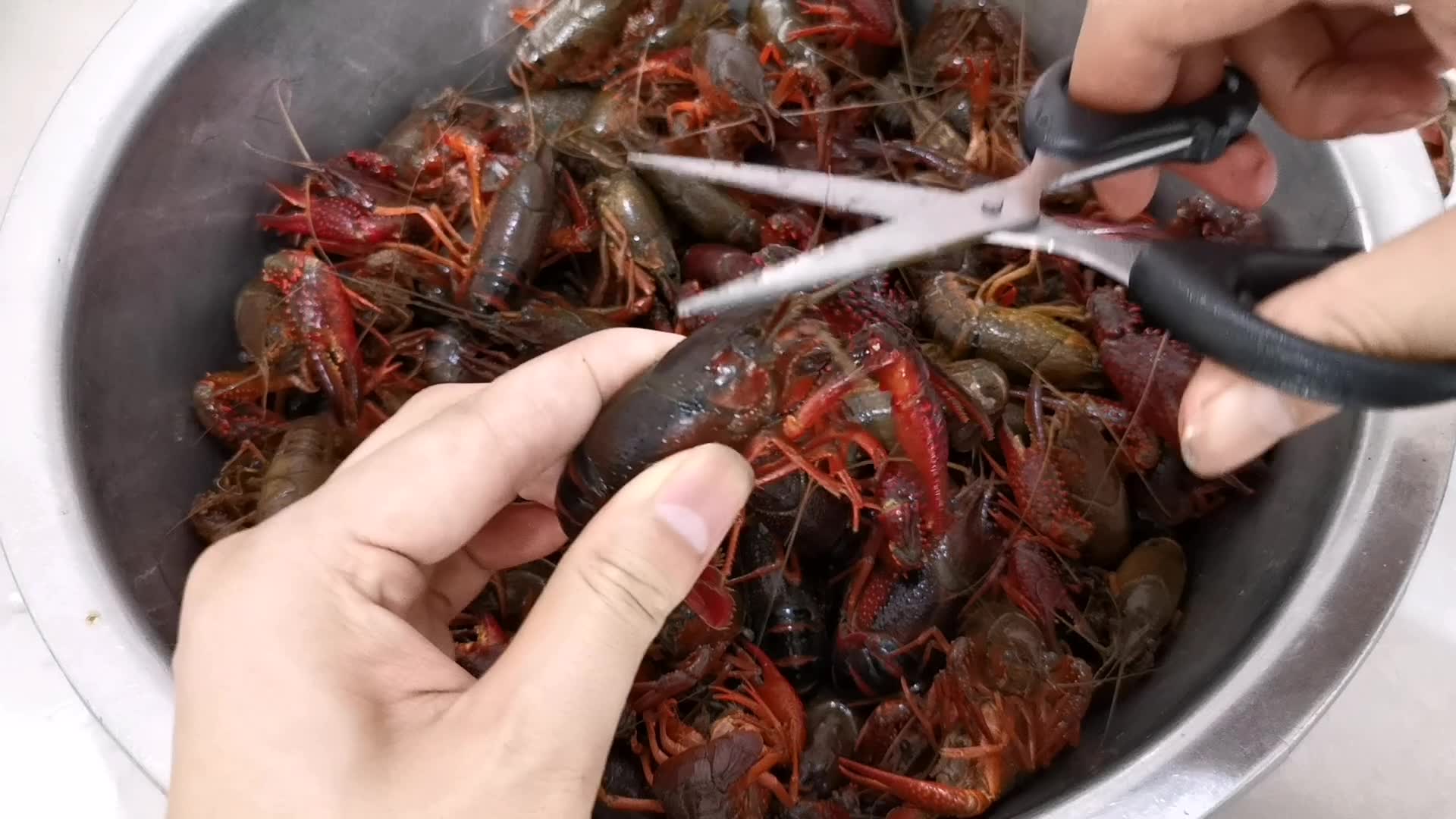 從泥潭到餐桌的麻辣美味，小龍蝦清洗干凈又快捷的妙招一步到“胃”。